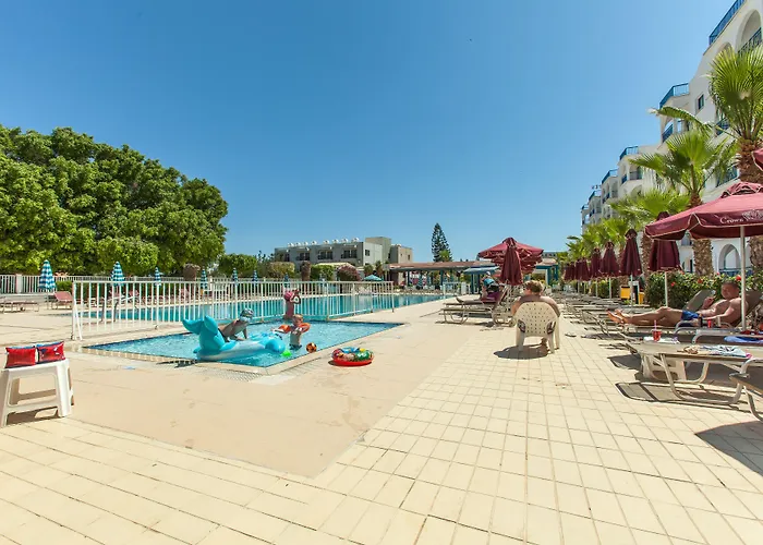 Crown Elamaris Aparthotel 3*